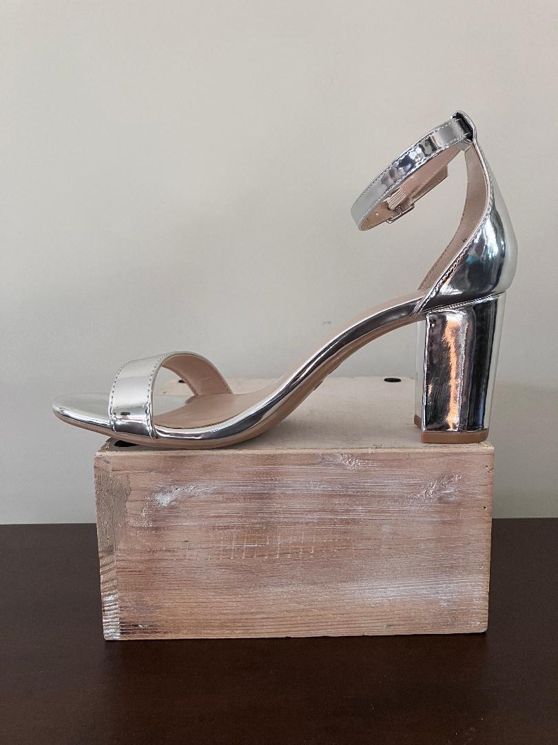 ANKIS Women’s Size 7 Silver Metallic Block Heel Open Toe Sandals – New!