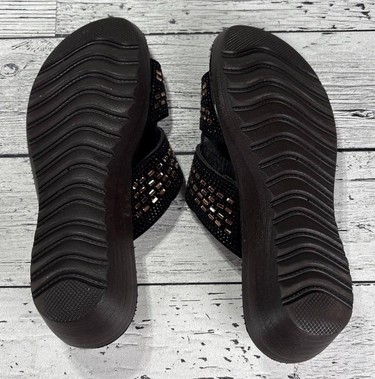 G.N.D Womens Sz 7 1/2 Black rhinestone accent Sandals New in Box style # 9639
