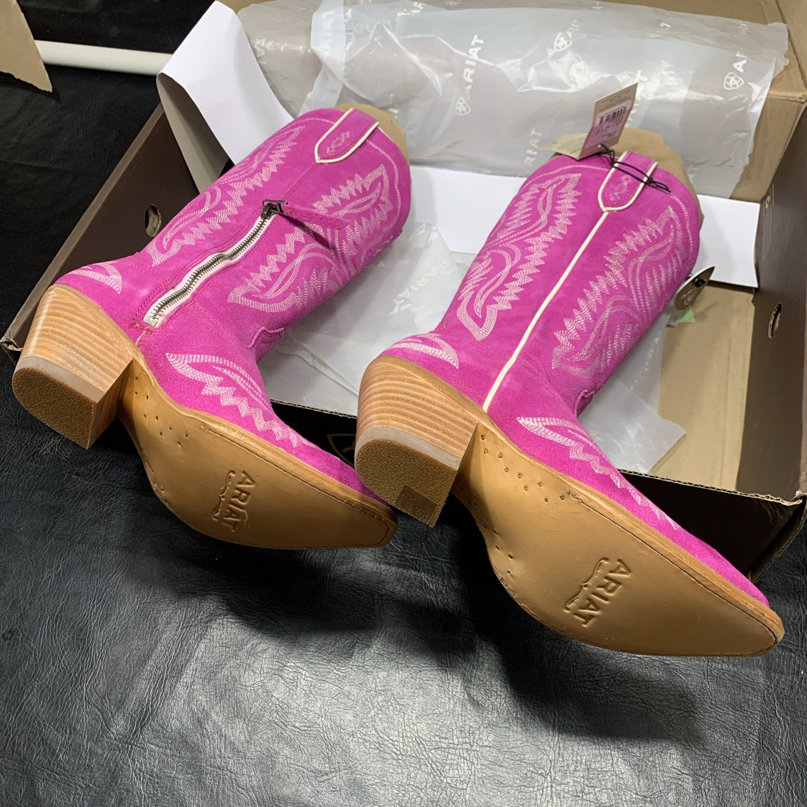 Cowgirl boots Pink Ariat Casanova size 5.5 New In Box Toe X Height 16”