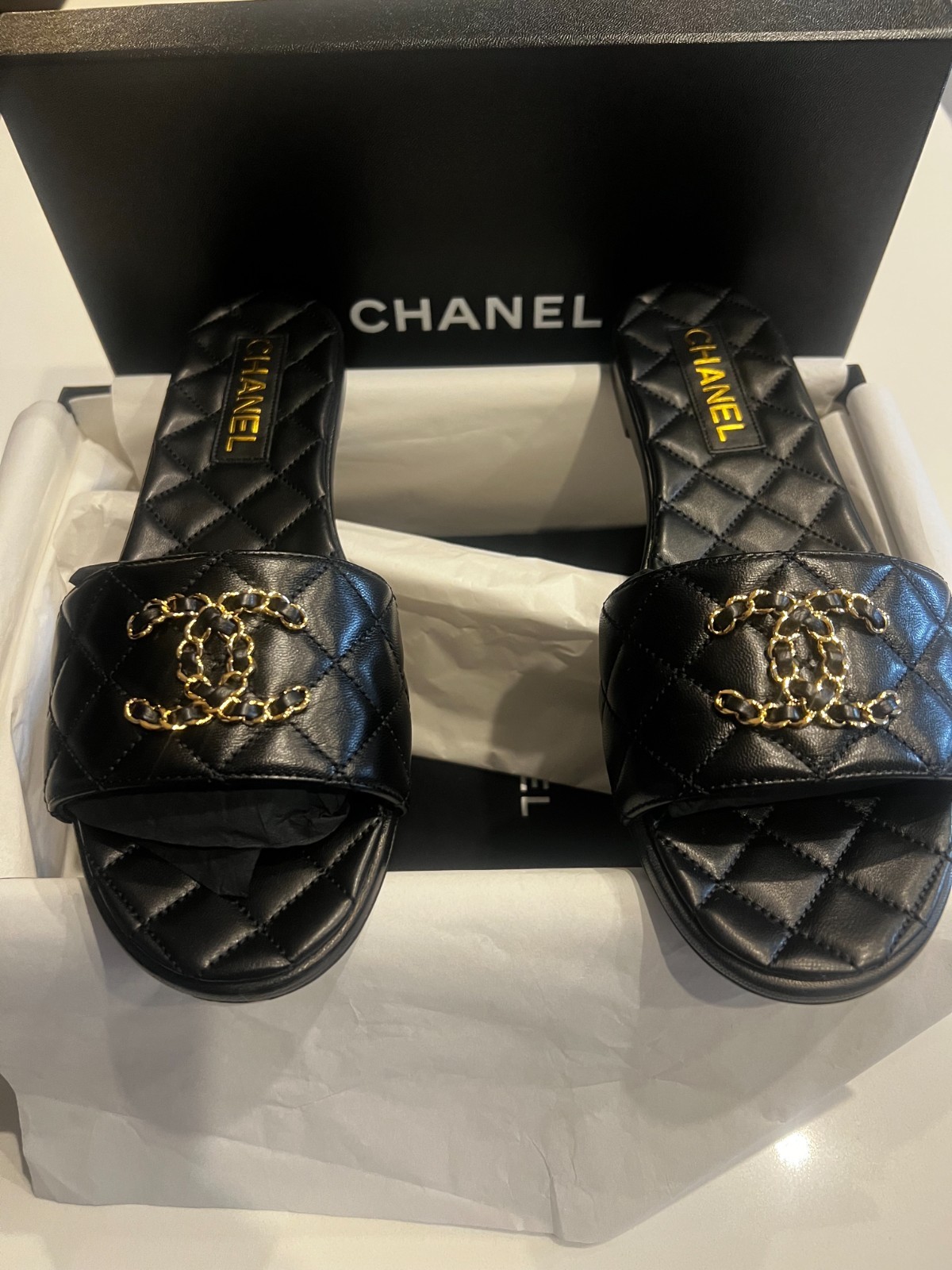NEW CHANEL CC GOLD CHAIN CHANEL LOGO BLACK QUILTED MULES SANDAL SLIDES SIZE 40.5