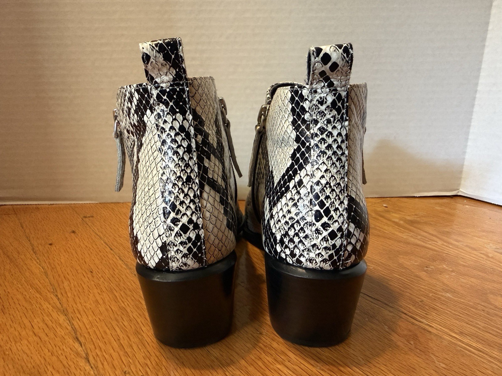 Paolo SOCHI2-L Snake Print Leather Ankle Bootie Zip Pointed Toe Women US 8 M