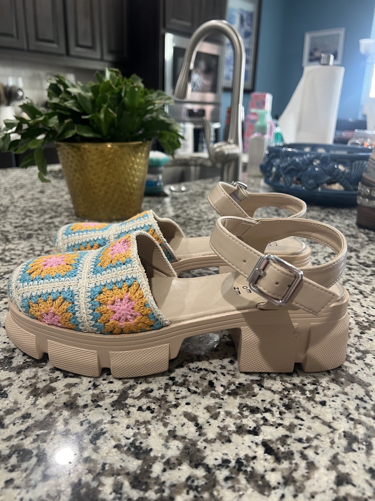 EXCELLENT CONDITION Journee Collection Dorit Women’s Crochet Platform Sandals