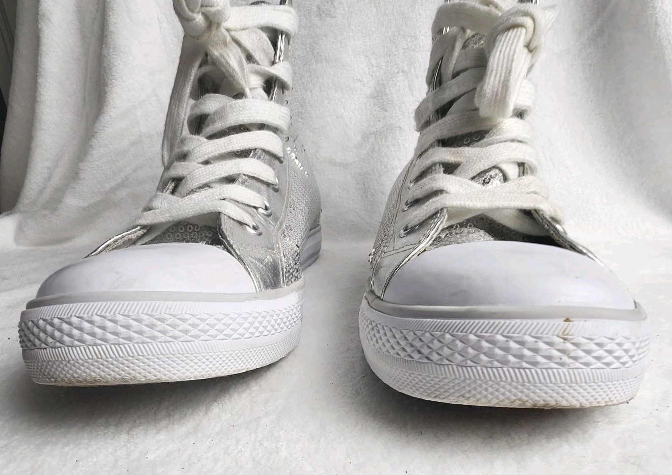 Gotta Flurt Silver Sequin/ White Women’s High Top Shoes 11 Destiny