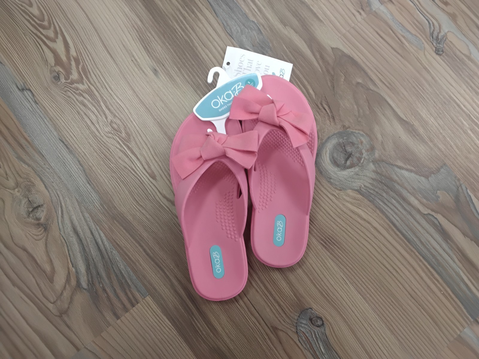 Women’s pink flip-flops, size small
