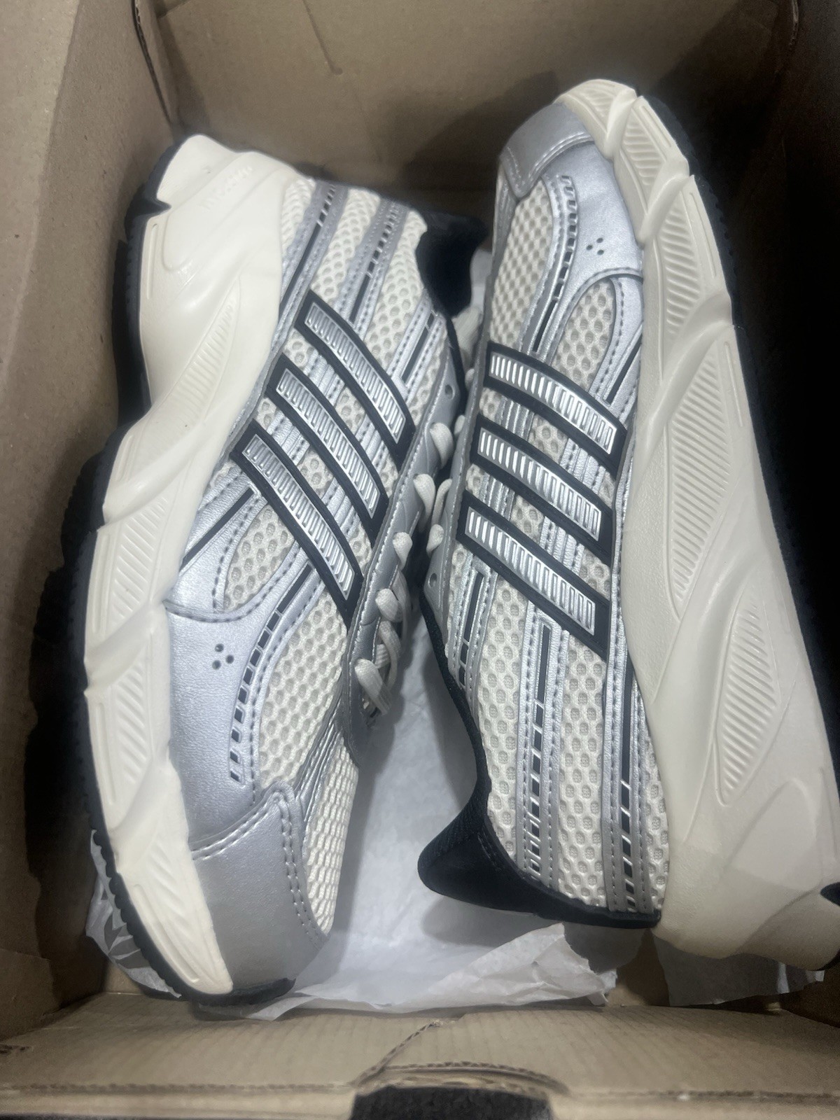 Adidas Technochaos 2000 women’s lifestyle sneakers Size 6