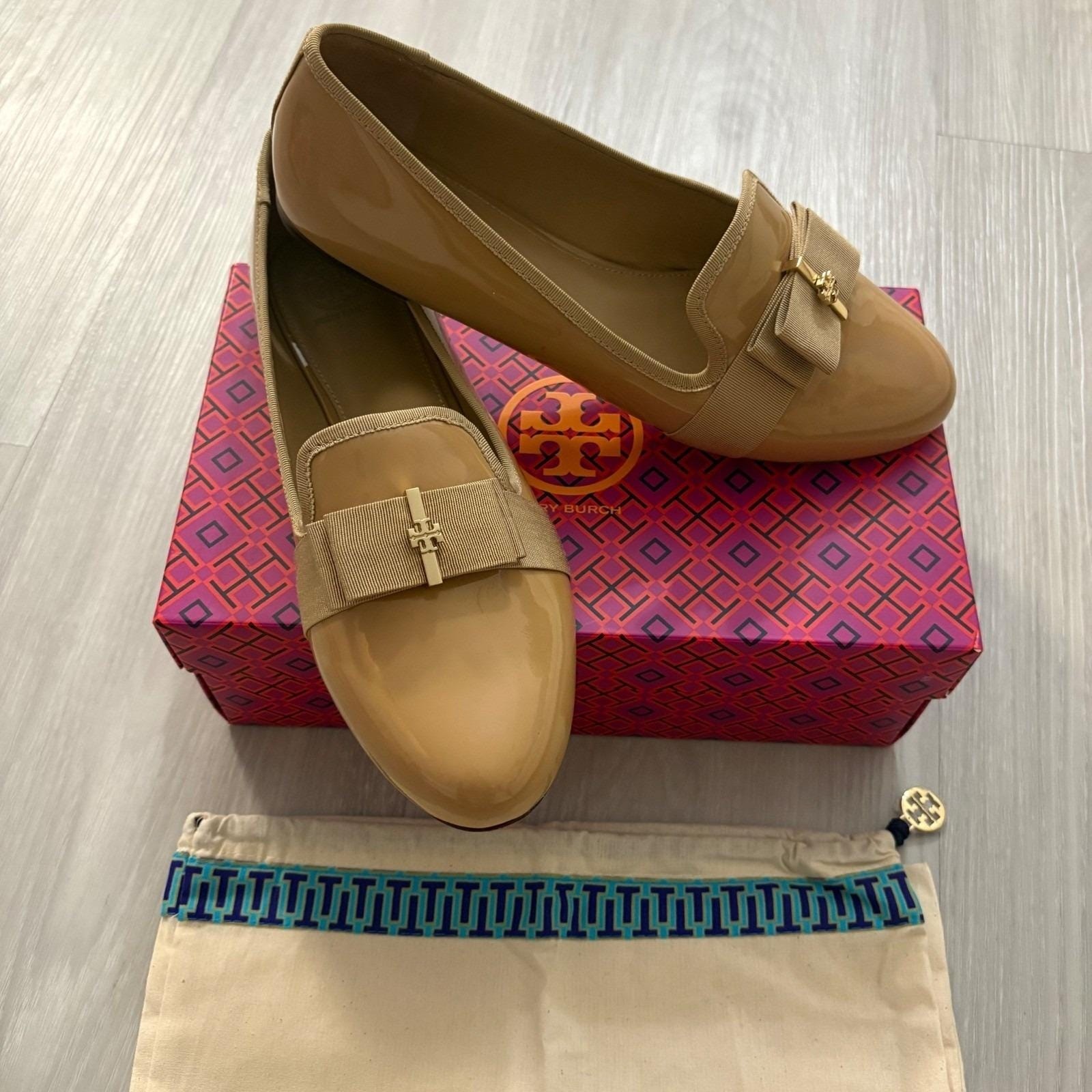 Tory Burch Gigi Patent Leather Bow Loafers Tan Beige Gold Logo Flats 10M 32944