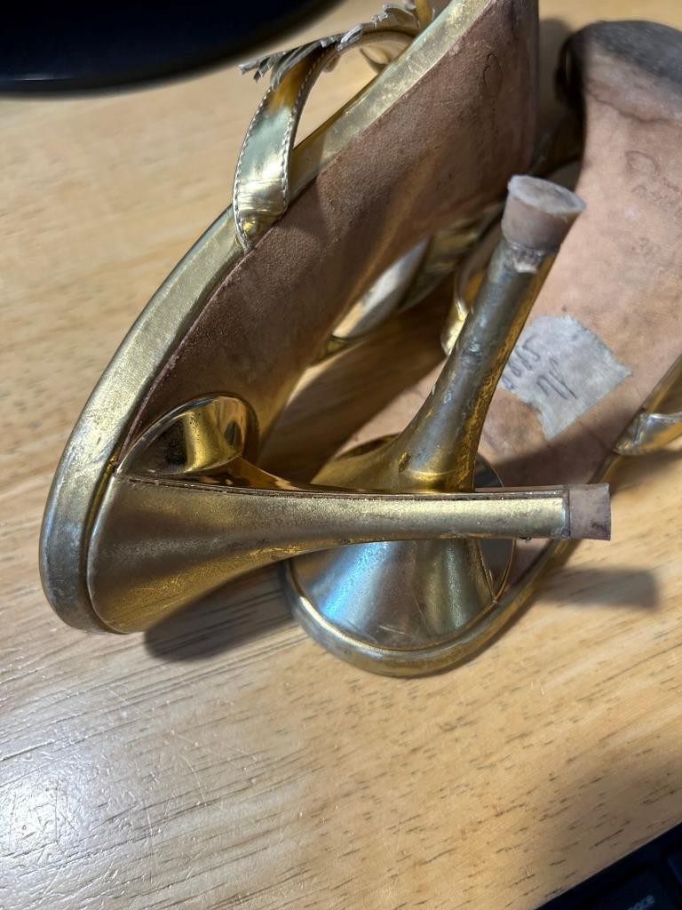 Womens Oscar de la Renta Gold Leather Feather Embellished Heeled Sandals 38 US/8