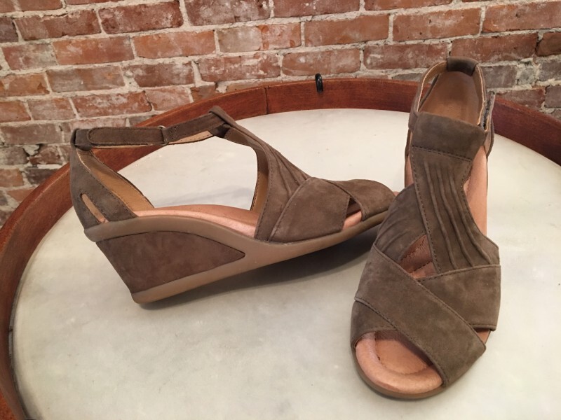 Earth Curvet Dark Khaki Brown Suede Peep-toe Wedge Sandals NEW