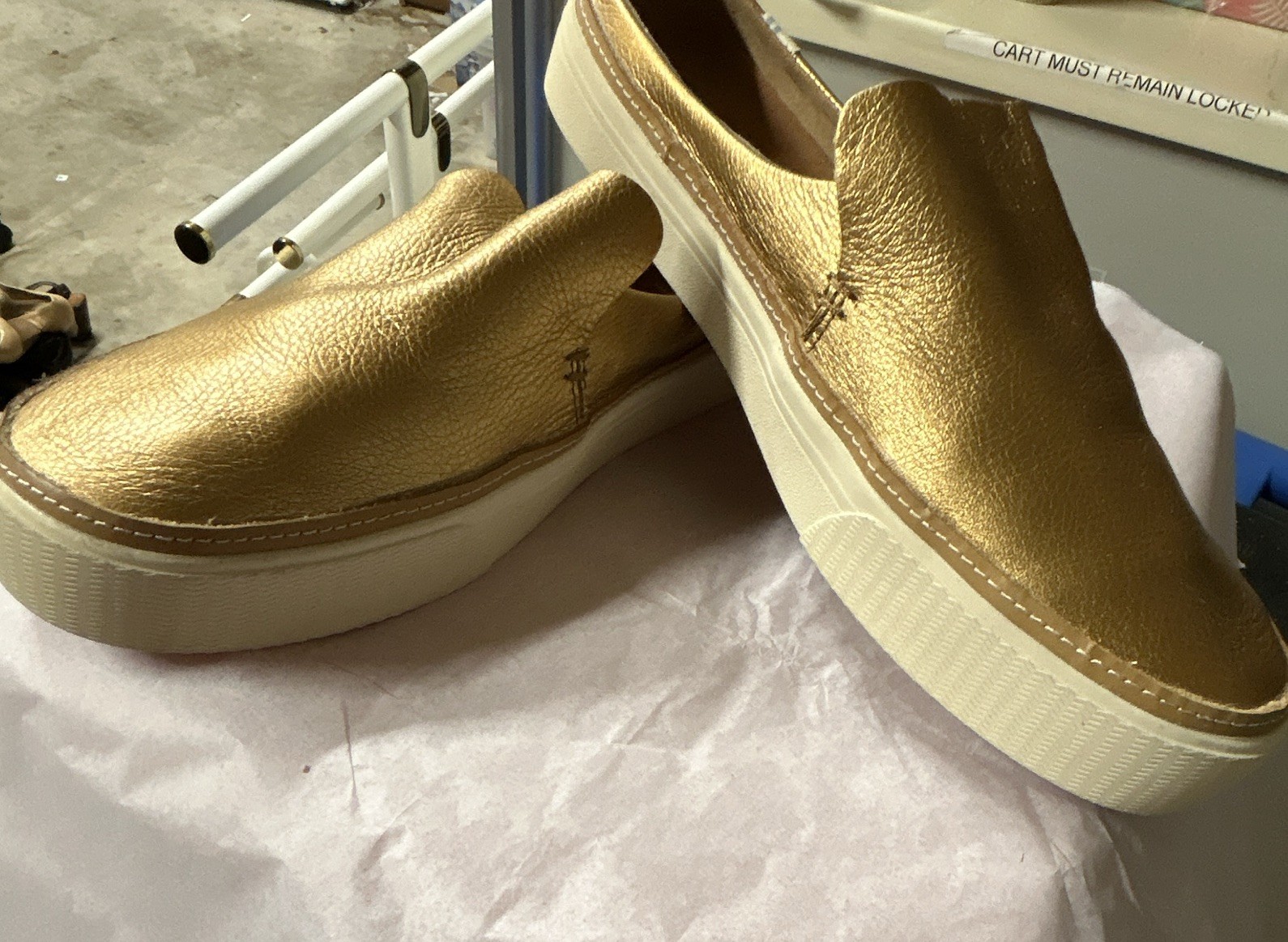 TOMS Women’s Sunrise Gold Leather Mule Sneakers US 10 Comfort Flat Round Toe