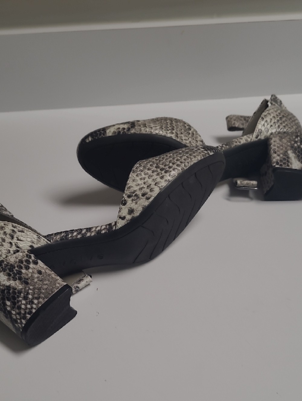 Evolve Easy Spirit Gray Snake-Print Ankle Strap Block Heel Shoes – Size 7W