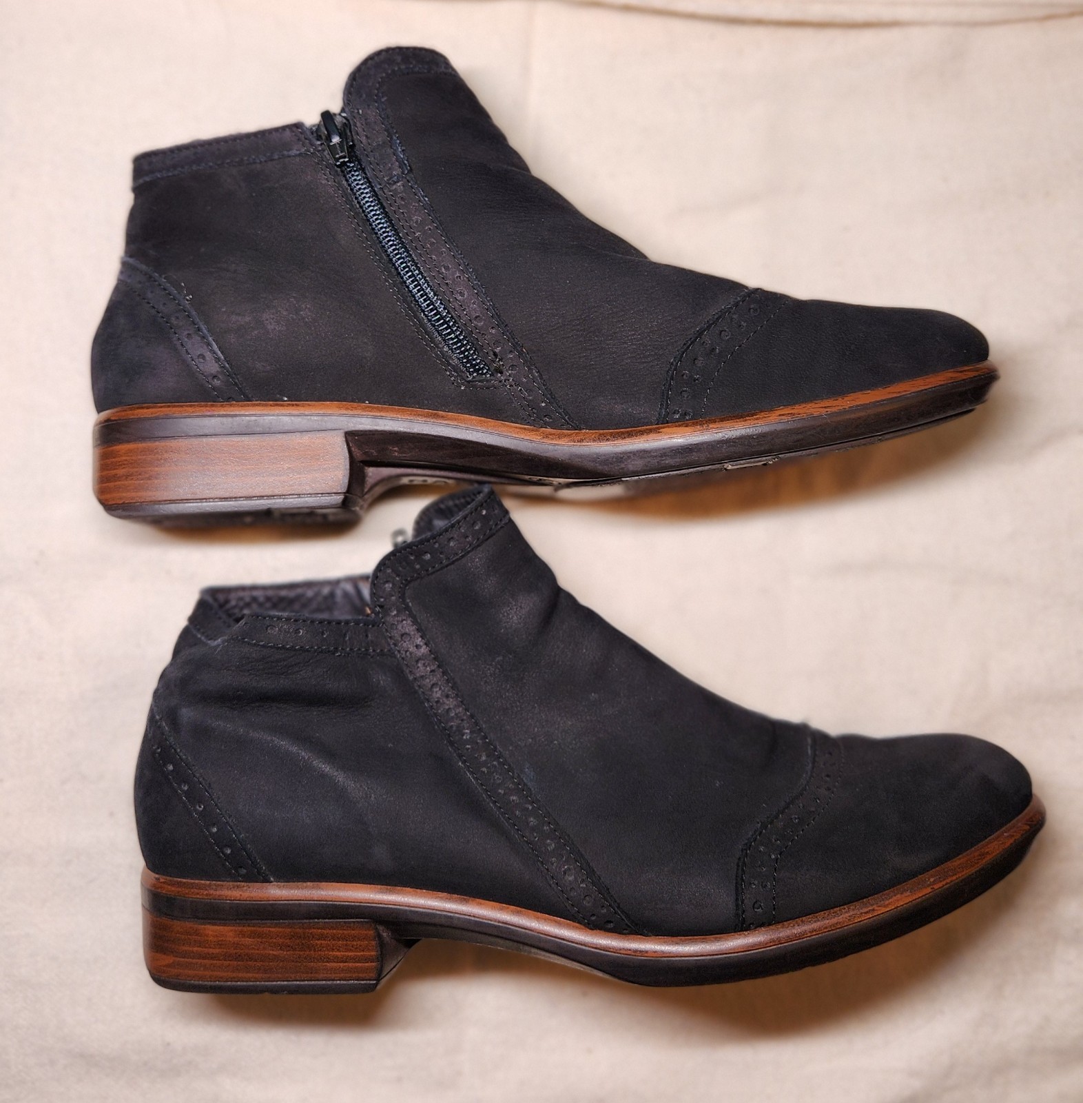 Naot Nefasi Black Nubuck Leather Suede Ankle Boots 40 US 9 side zip Nice