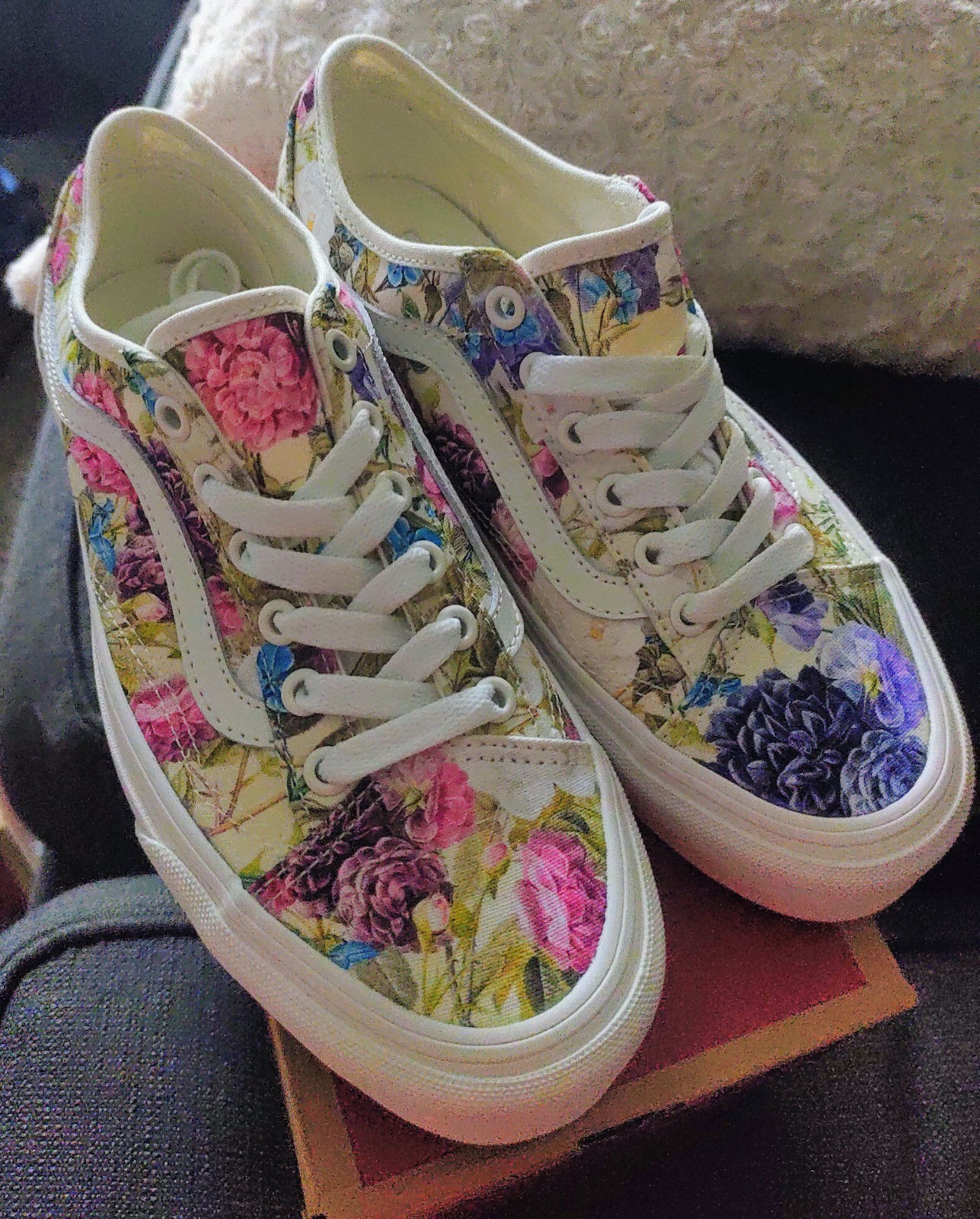New In Box Vans Womens Size 8 Old Skool Tapered- Bouquet Floral Print.