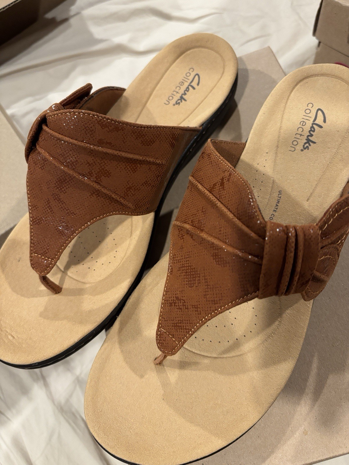 Clarks Ultimate Comfort Sz 12 Wide LaurieAnn Rae Taupe Metallic Thong Sandals
