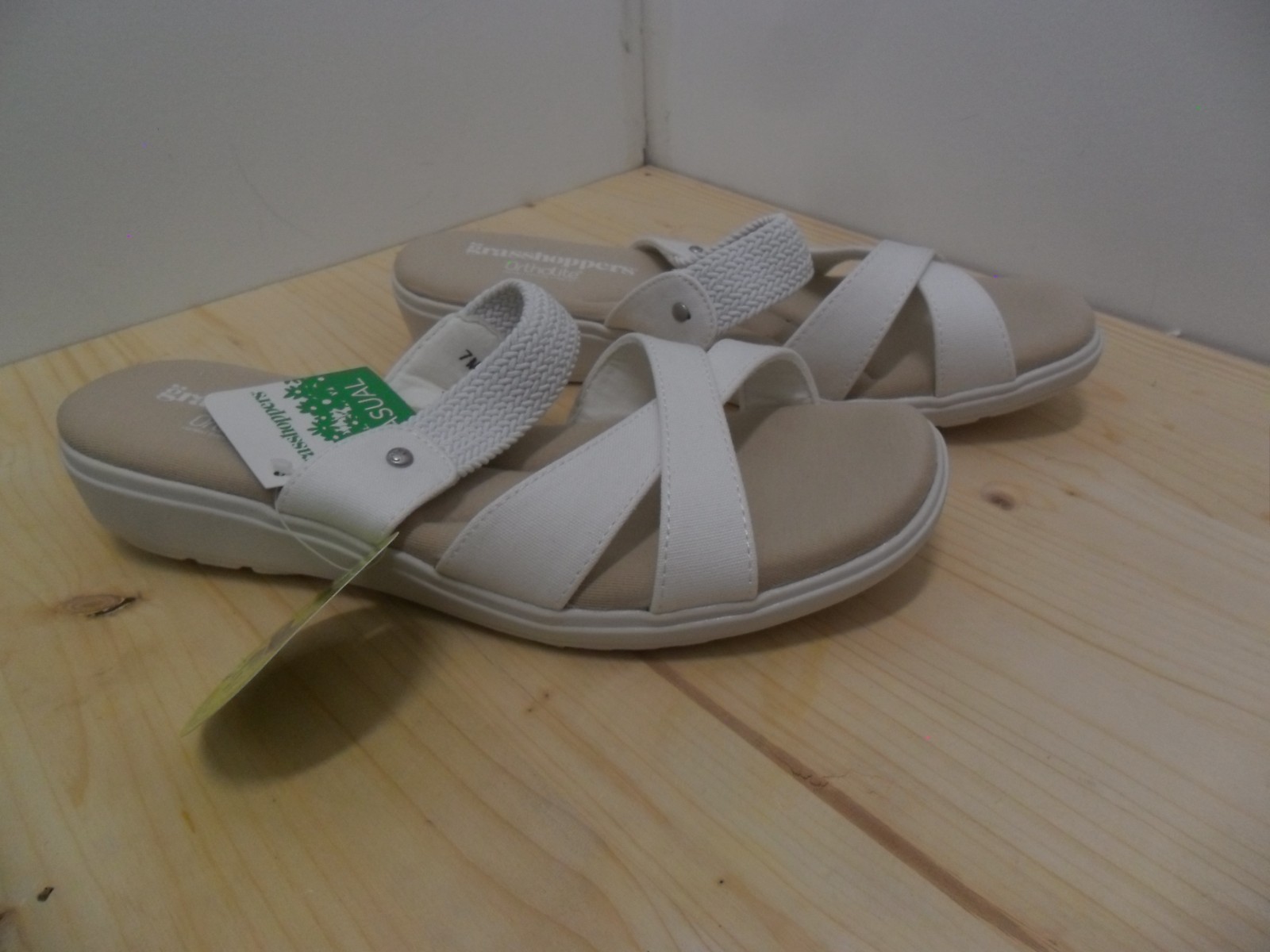 NWOB White Womens Grasshoppers Ortholite Slip On Finley Sandals Size 6 M