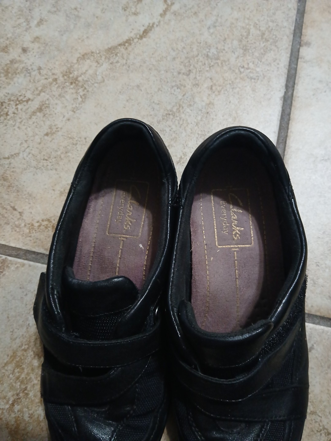 🥿 Clarks Everyday Comfort Slip On 5 M Black Leather; Double Straps; Details