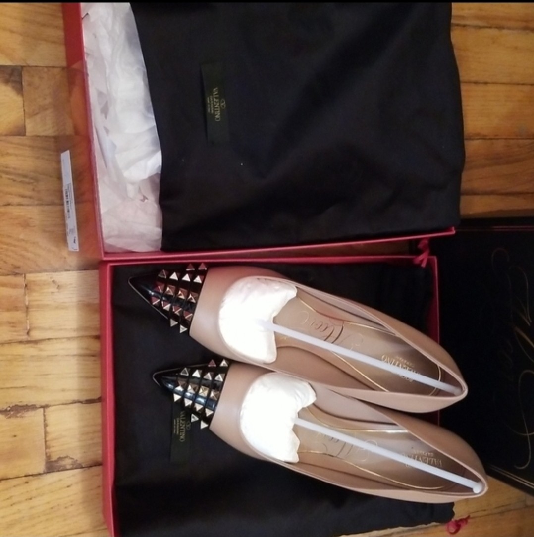 Valentino Garavani Rockstud Pointed Toe Pump Heels Beige/Black Leather 42