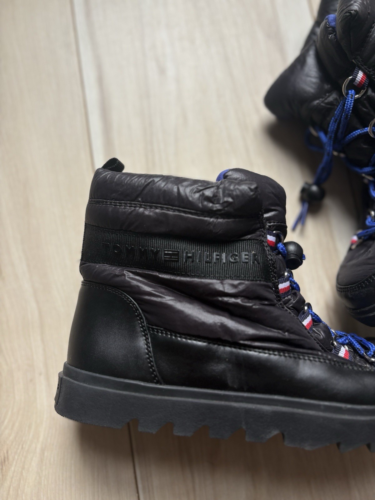 Tommy Hilfiger Women’s Winter Snow Boots Black Blue Lace Up Puffer Size 6M