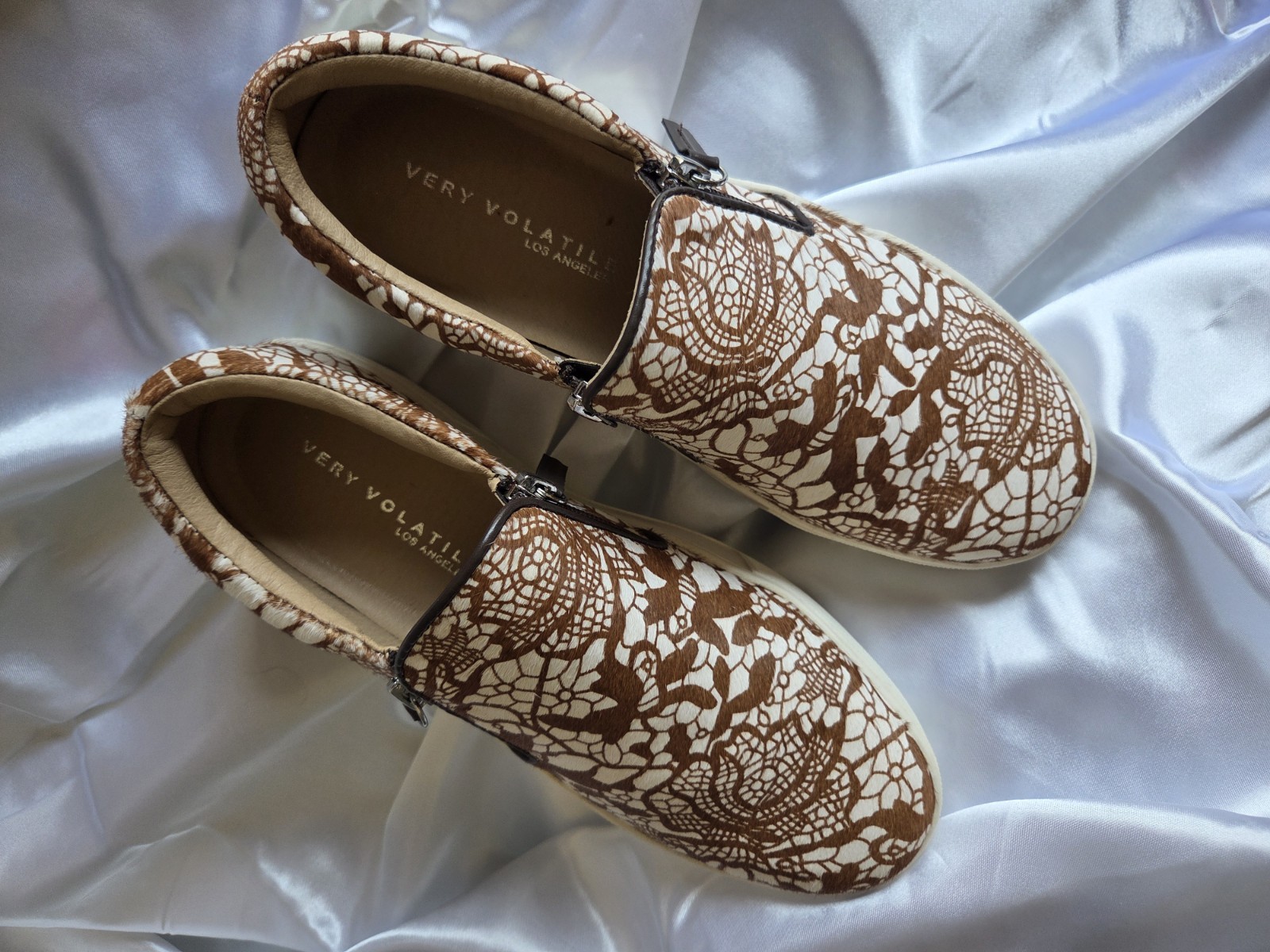 Very Volatile Normande Lace Print Calf Hair Slip On Sneakers NEW Size 9.5 Zip