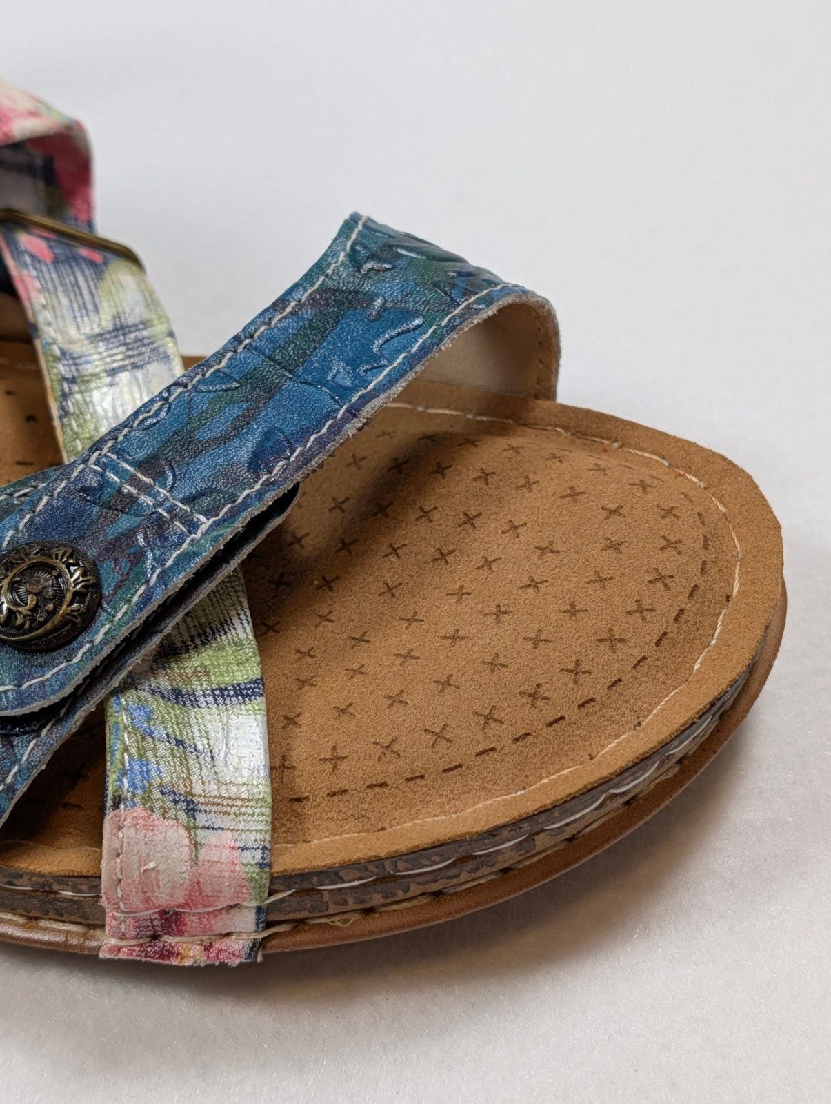 L’Artiste by Spring Step Collette Floral Embossed Strappy Sandals size 10.5