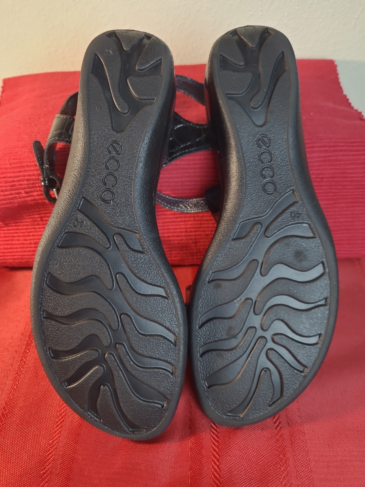 Ecco Sensata T-Strap Wedge Black Croc Embossed Patent Leather 40 Sandals