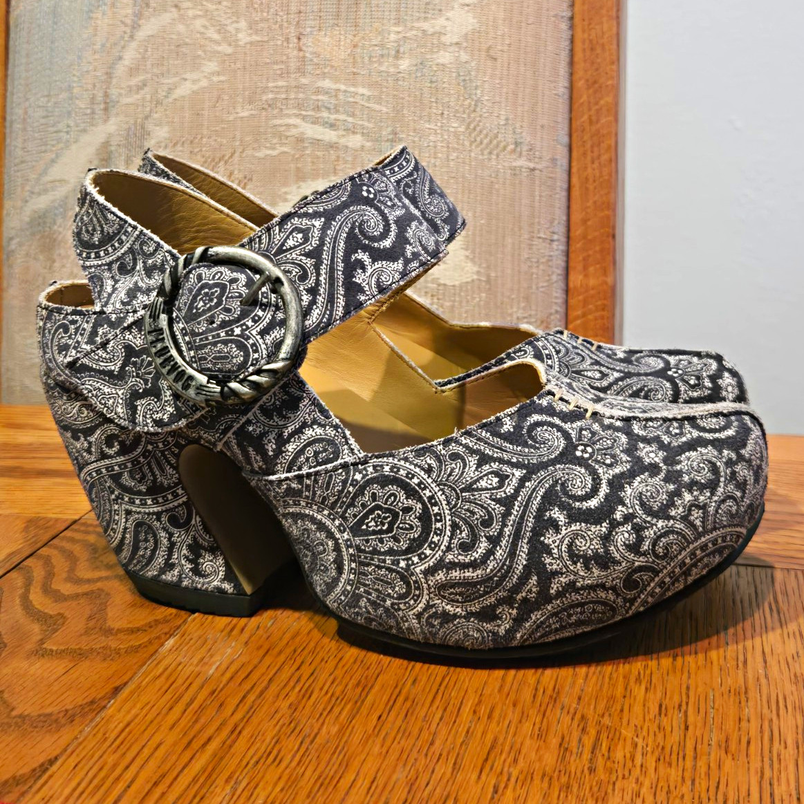 John Fluevog Women’s Paisley Mary Jane Heels Black/Blue Round Toe Buckle 5