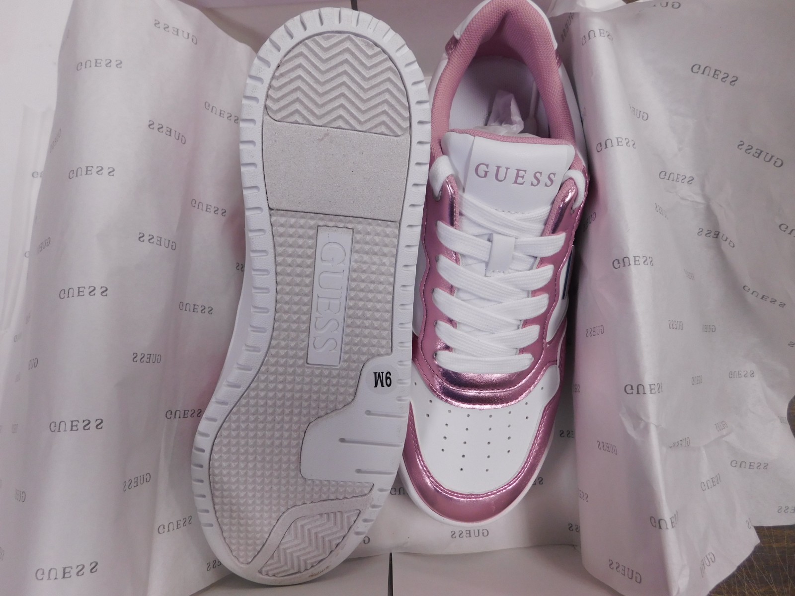 Guess Womens Miram Sneaker Size 9M White/Pink 143-Box Damage