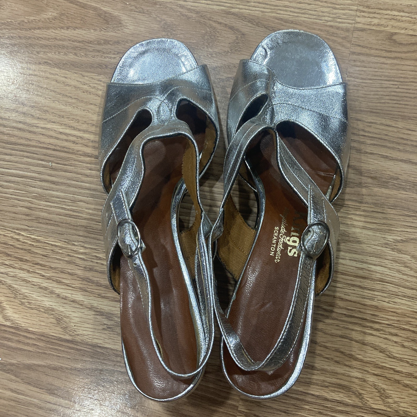 King’s Exquisite Footwear Scranton Faux Leather Silver Color Sandals Size 8.5