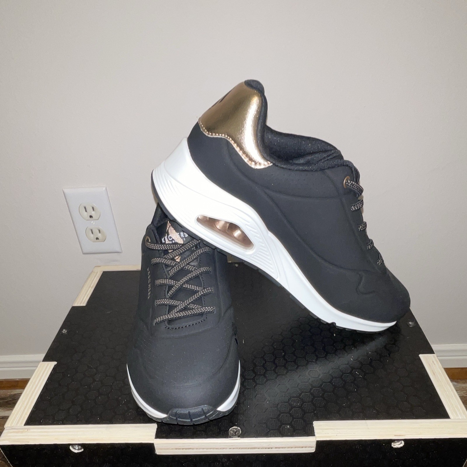 SKECHERS Women’s Memory Foam Lace-Up Low Top Athletic Sneaker Black/White/Gold