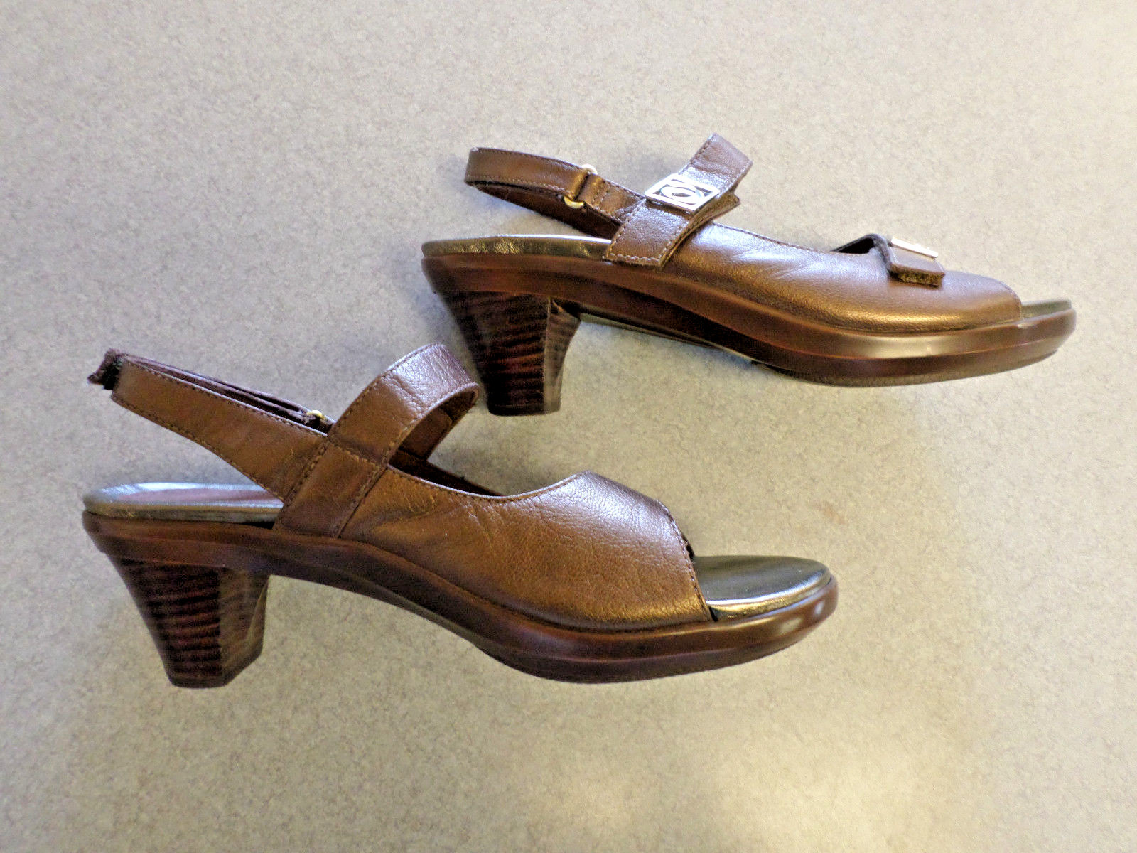 Aravon by New Balance Brown Leather Sandals with 2.75 in. heel. Women’s 9 B
