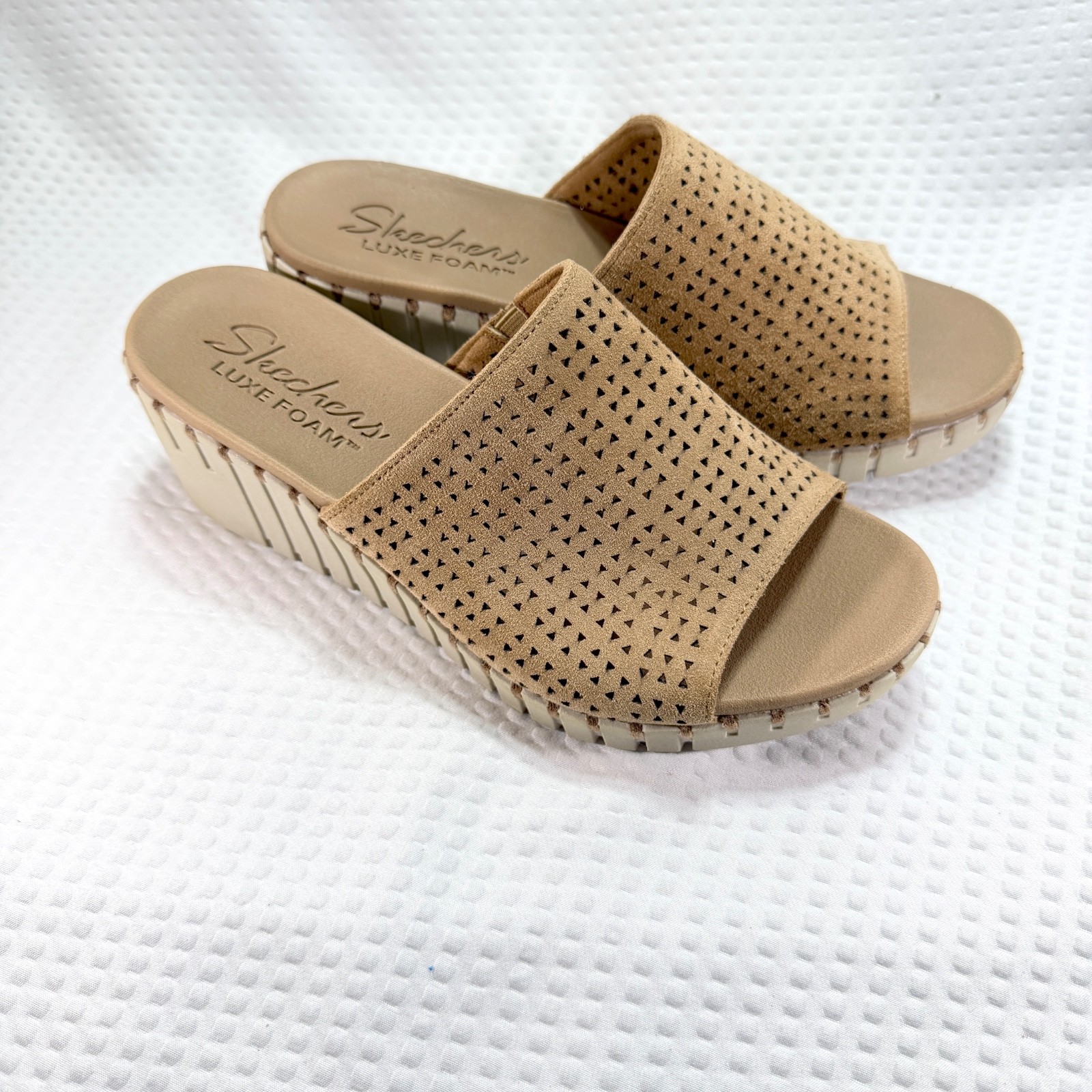 Women’s Skechers Pier Ave Luxe Foam Suede Wedge Sandal Tan Size 8 -New w/Flaw