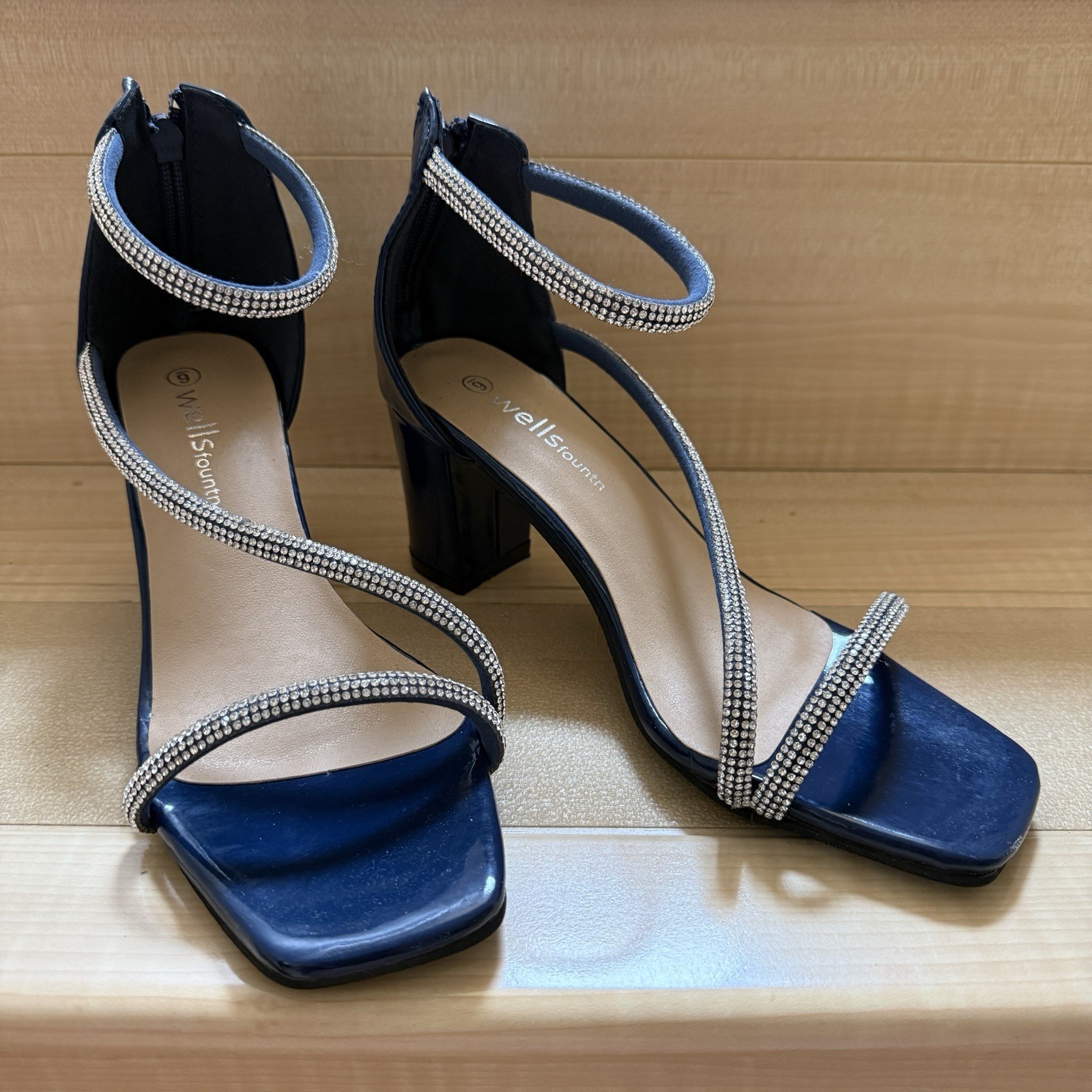 Wells Fountn Women’s Navy Blue Rhinestone Strappy Block Heel Sandals Size 6 NEW