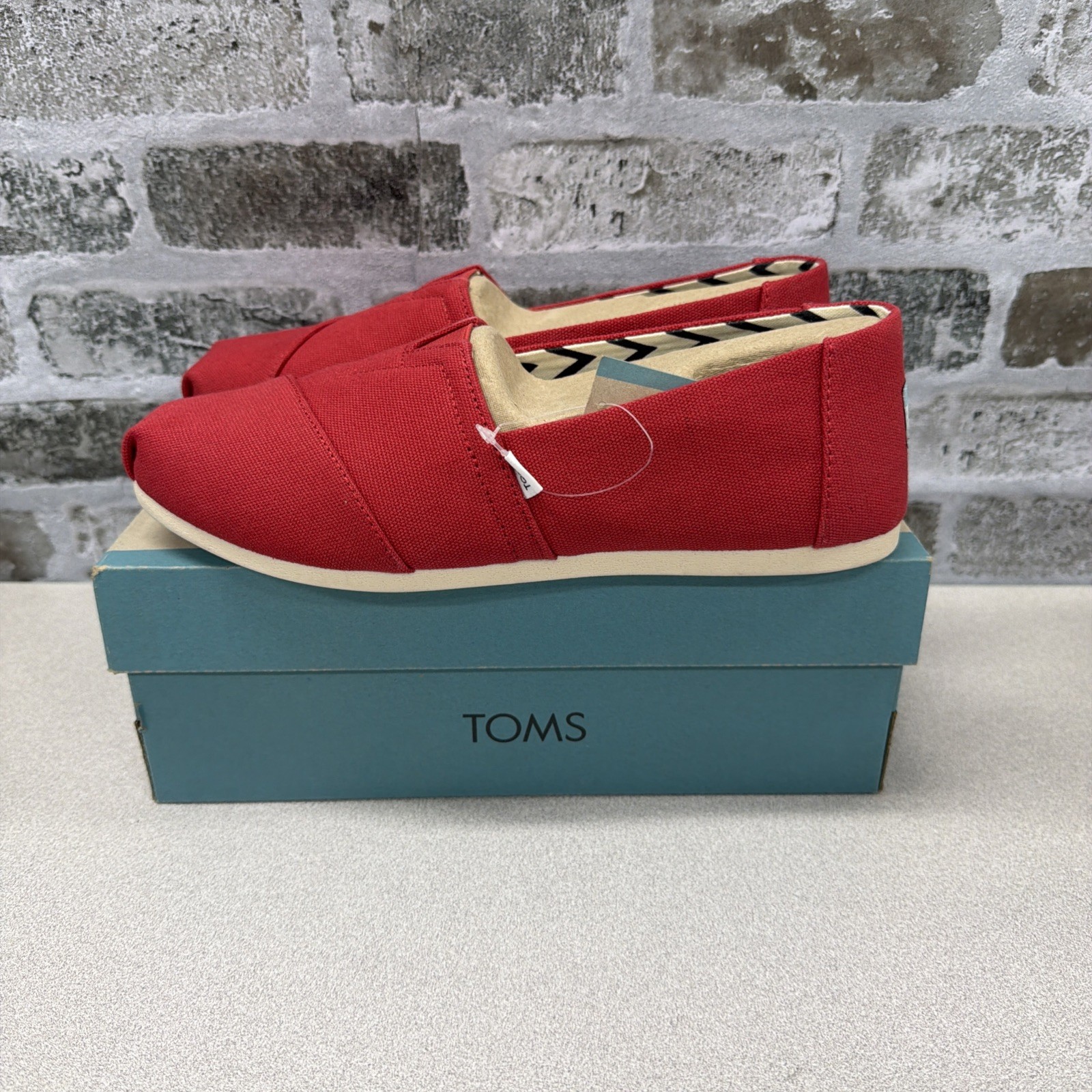 Tom’s Women Classic Flat Shoe Red Loafers Canvas Size 8.5 Slip On Alpargata NWT