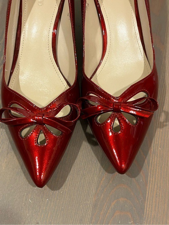 Joan & David Gardner Pumps Size 7 Red Patent Leather Kitten Heel Point Toe Bow