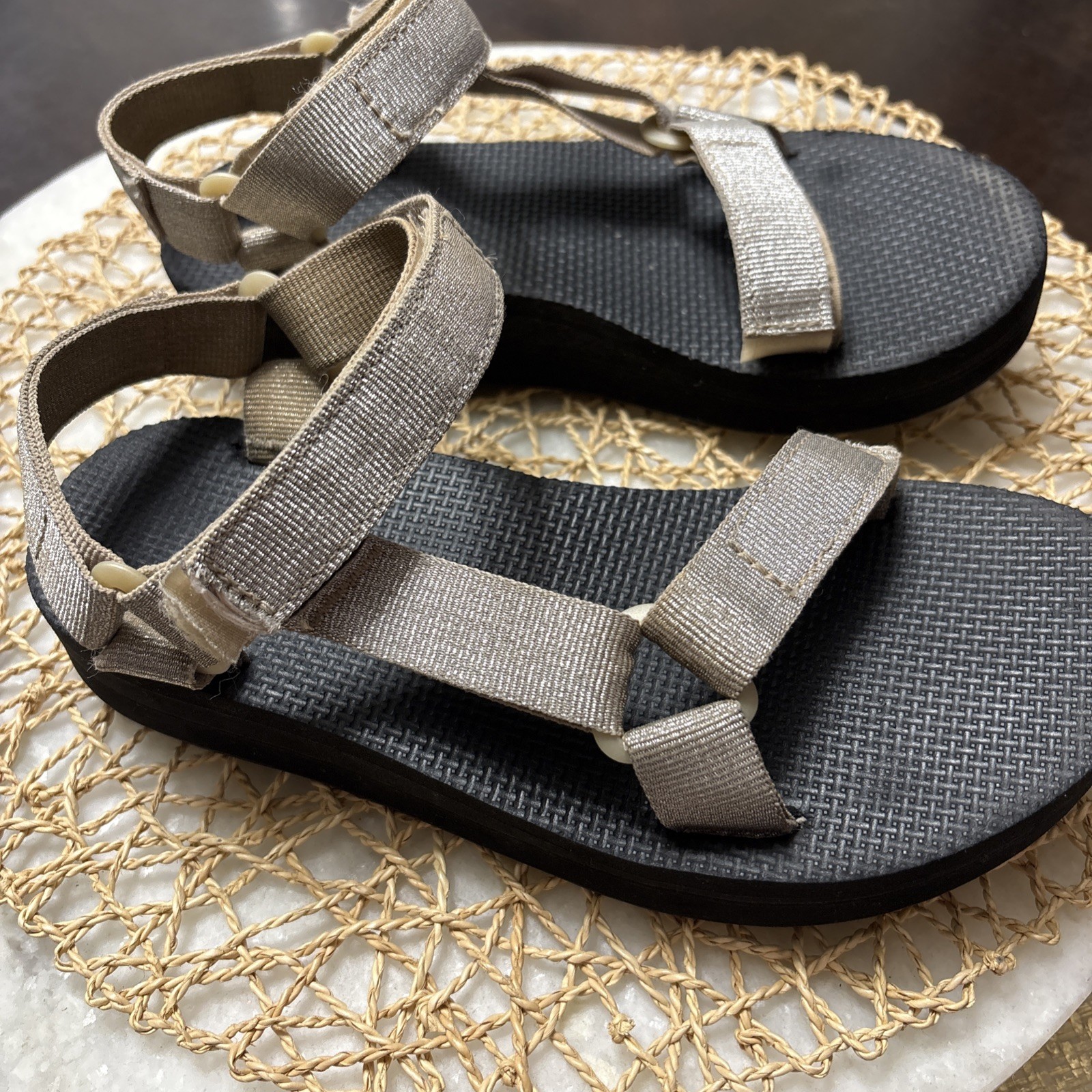 TEVA midform universal women’s Size 6 In Champagne Black Metallic Strappy