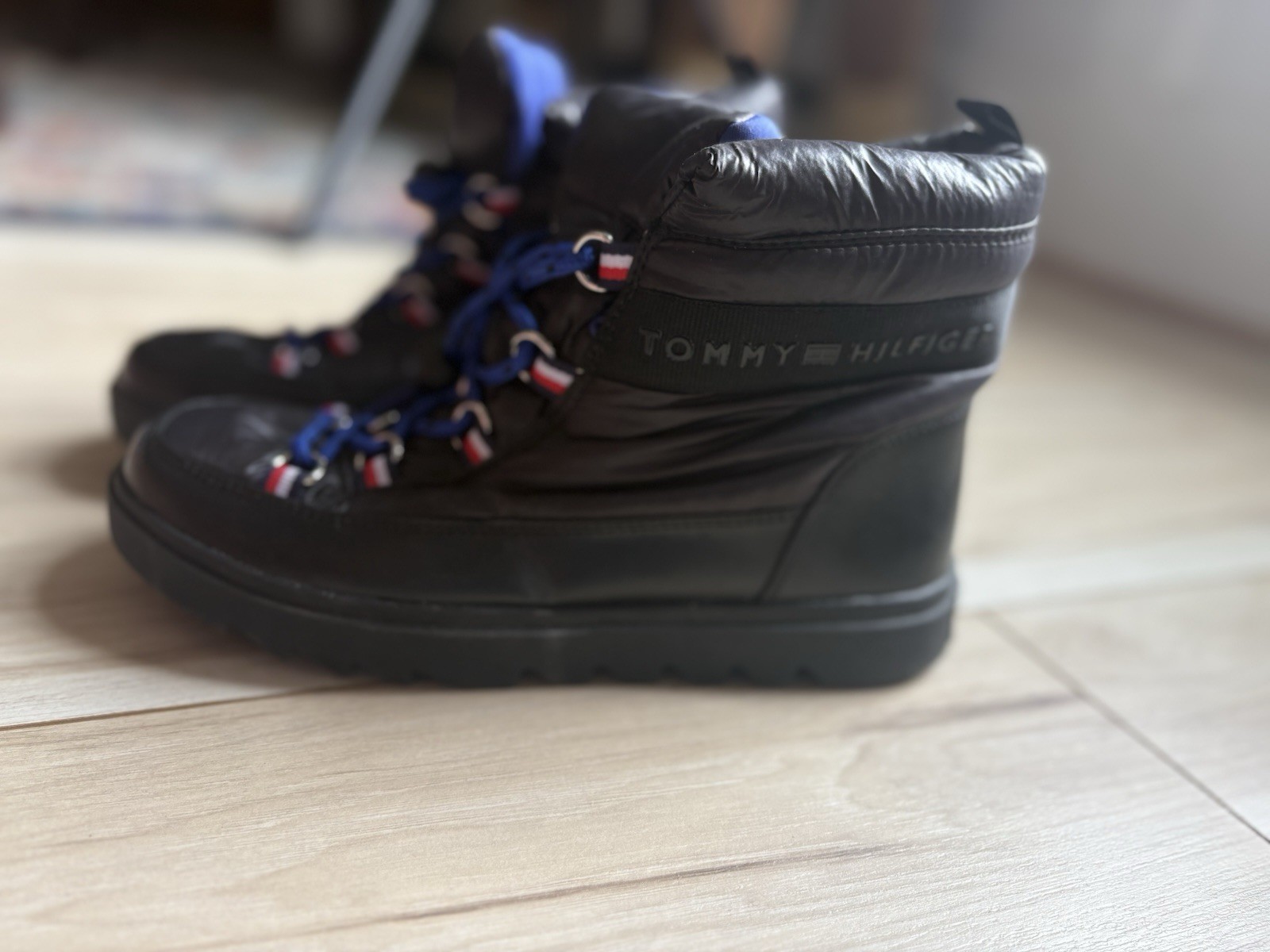 Tommy Hilfiger Women’s Winter Snow Boots Black Blue Lace Up Puffer Size 6M