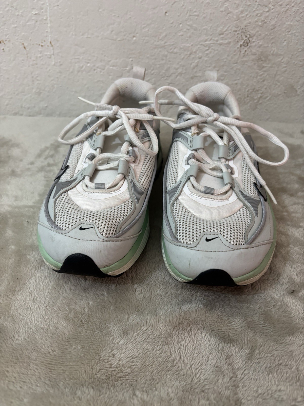 Nike Air White/Green Low Top Mesh Lace-Up Cushioned Sneakers Unisex women 7.5