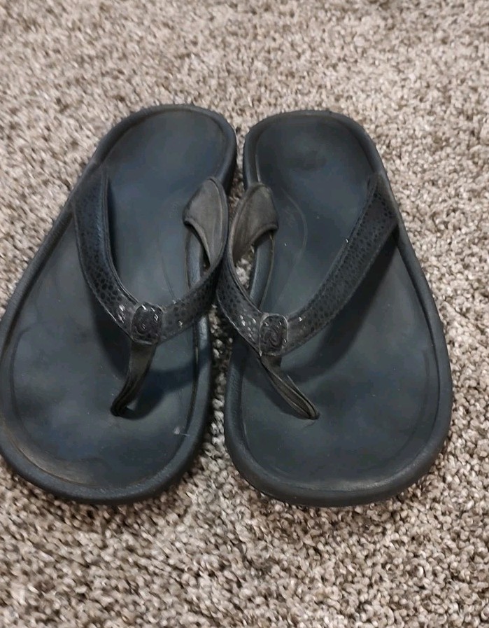 OluKai Kilapa Kia Women’s Black Beach Sandals *See Description*