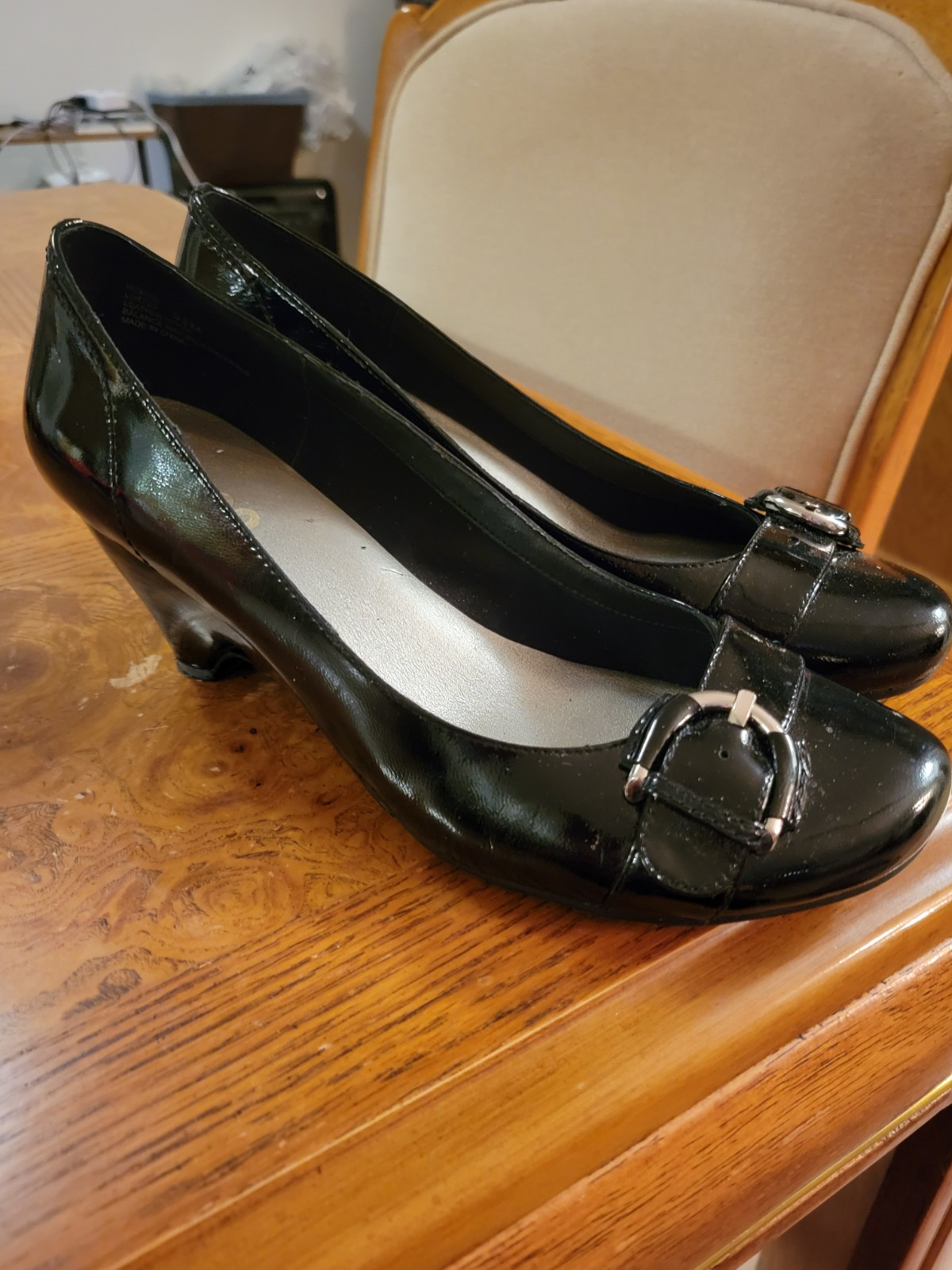 Ladies Black Patent Leather Shallow Toe Pump Sz 9.5M By Me Too. Wedge heel 2.5″