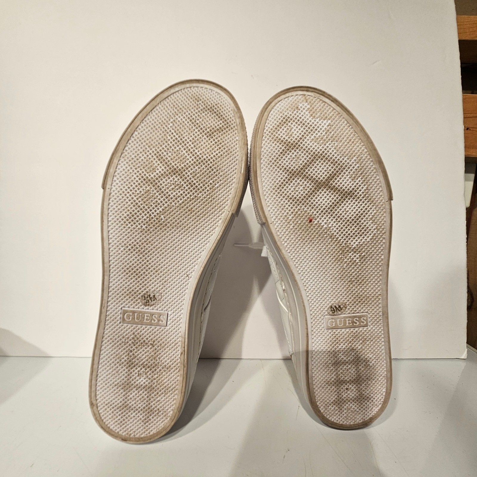 Guess GWLOVEN Sneakers Womens 9 White Gold Quilted Low Top Lace Up Platform