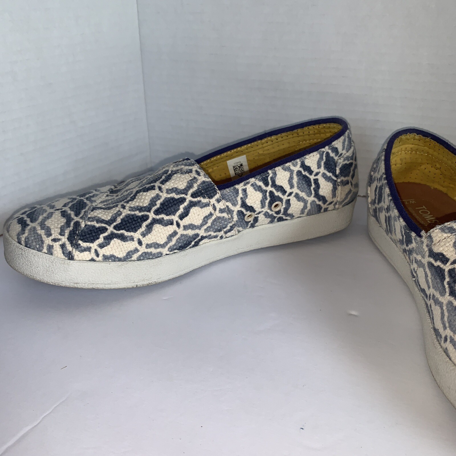 Toms Slip Ons Women’s Size W7.5 Snake Print Blue And White New