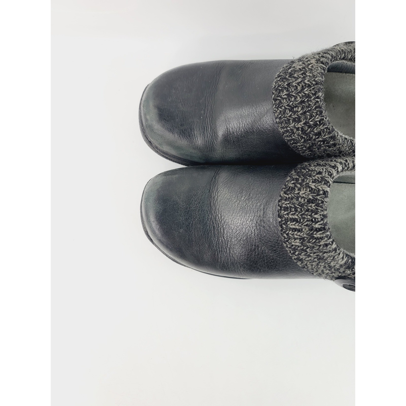 Dansko Round Toe Leather Upper Synthetic Sole Slip-On Clogs Women Size 9 Black.