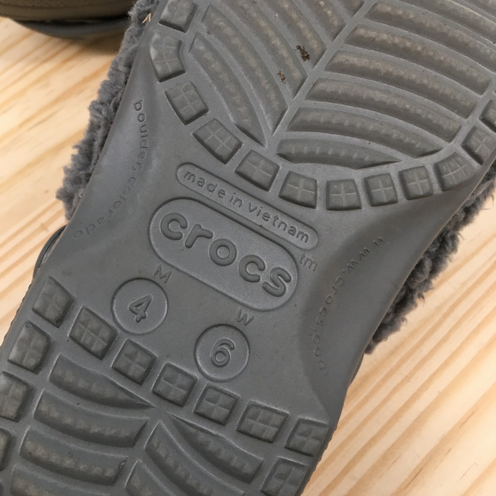Crocs Shoes Mens 4 Womens 6 Classic Fuzz Mania Clog Gray Faux Fur Comfort Logo