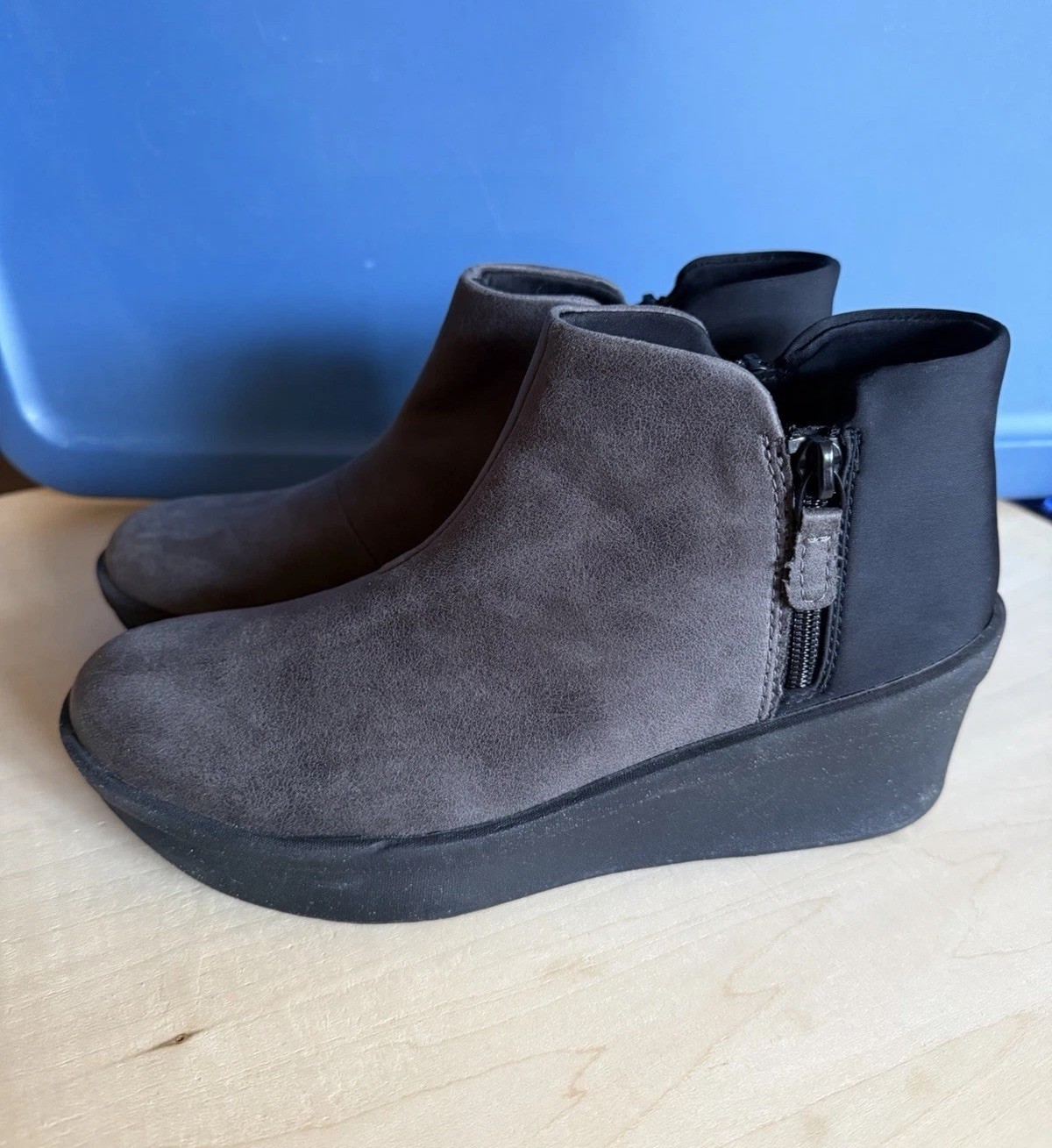Clarks Cloud Steppers Cushioned Zip Wedge Ankle Bootie Gray/Black US 5.5