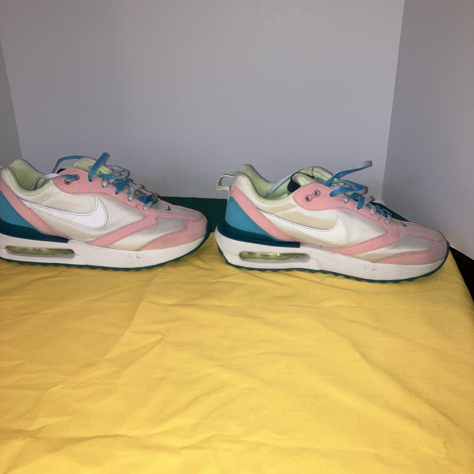 Woman’s Airmax Nike Size 9 Fight Club