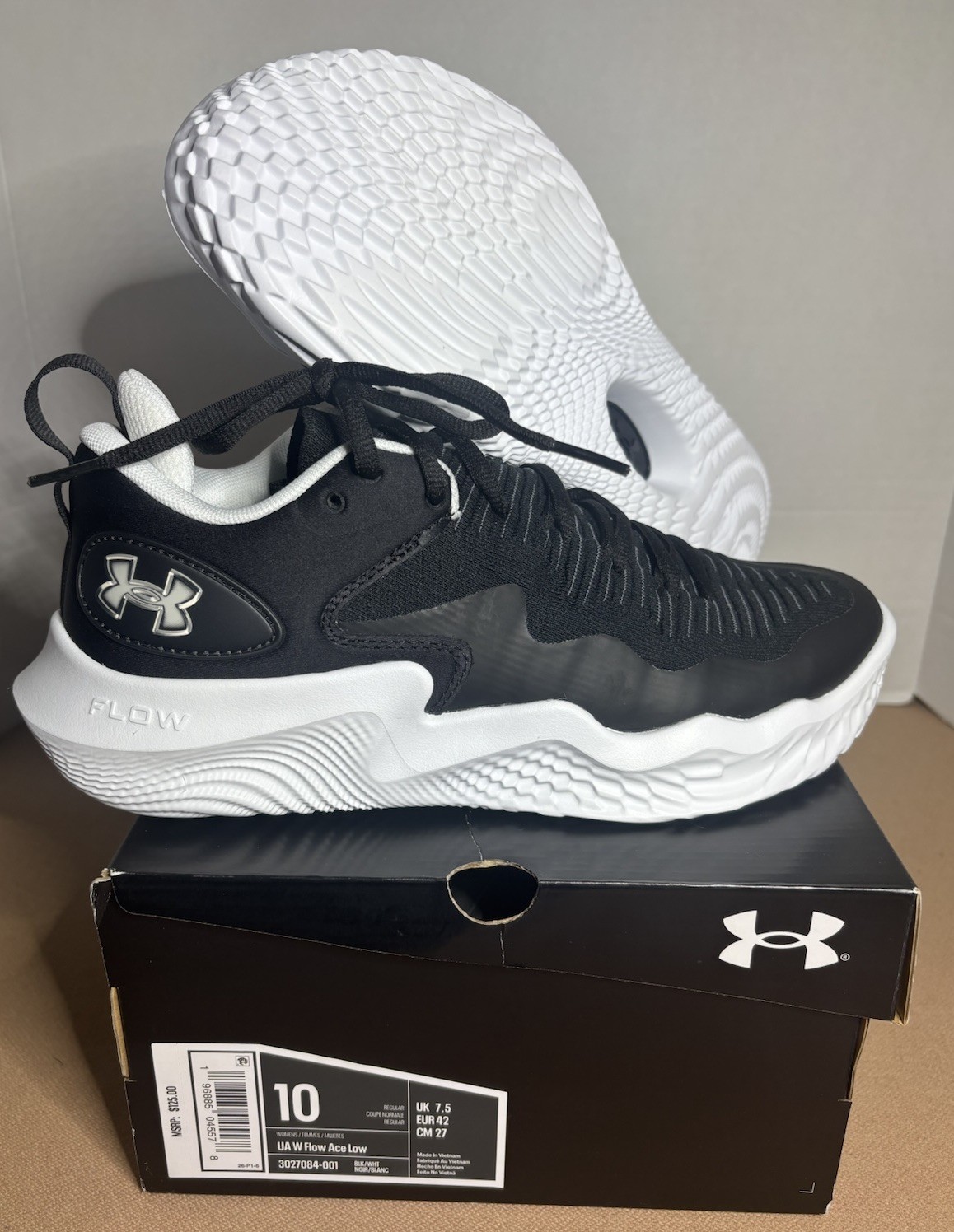 3027084 Under Armour Women’s Flow Ace Low Volleyball Shoes Black Size 10 NIB New
