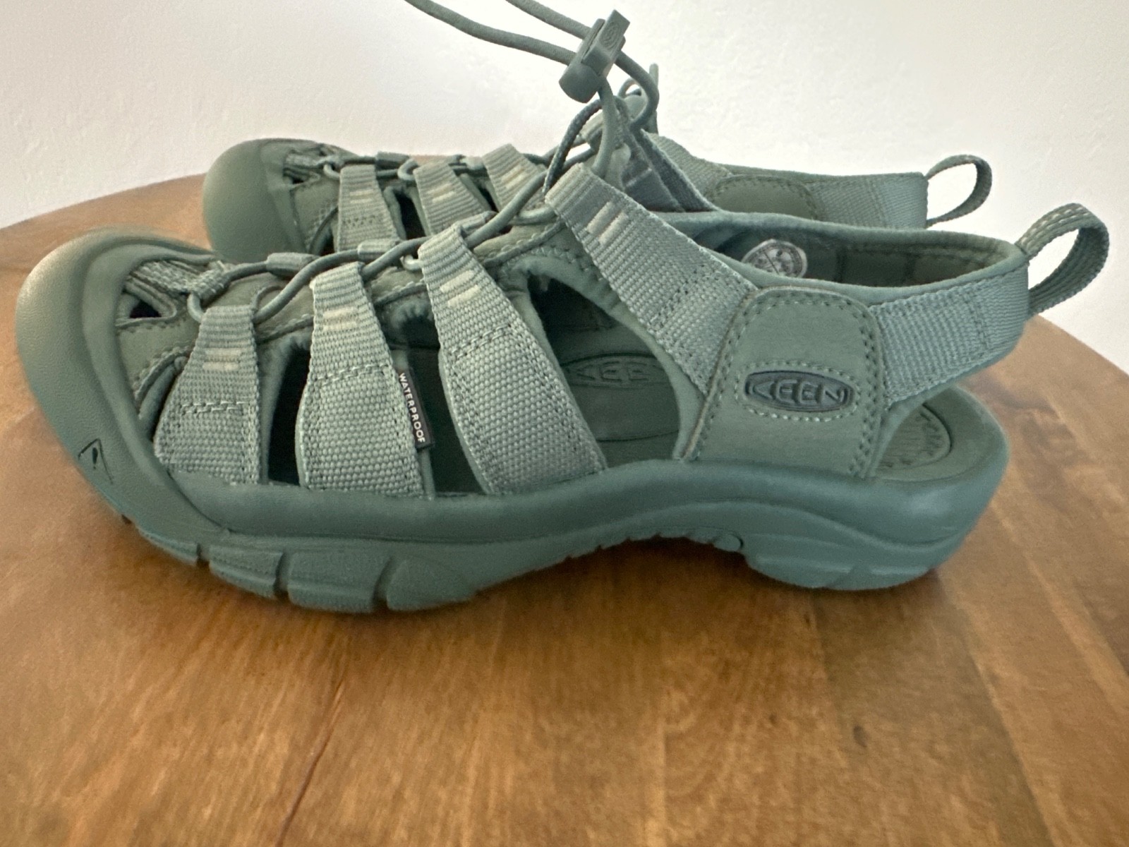 Keen Women’s Newport H2 Sport Monochrome Dark Forrest Green Sandals 9M UNWORN