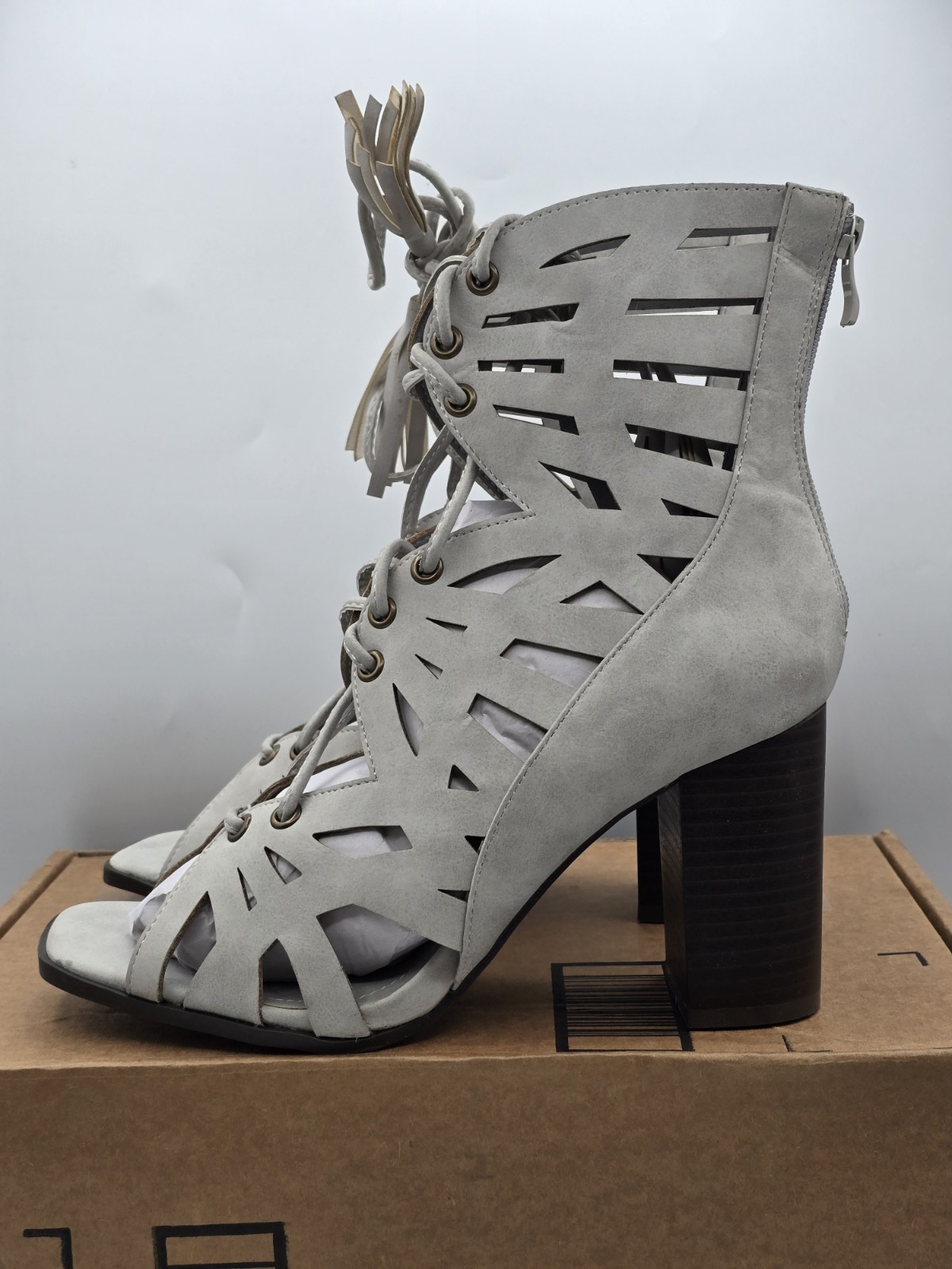 NEW 2 Lips Too Women’s Rewind Dress Sandal – Size 8.5 – Color Gray