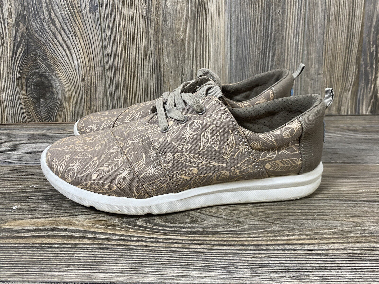 Toms | Del Rey | Casual Walking Sneaker | Golden Leaf Pattern | Women’s Size 8