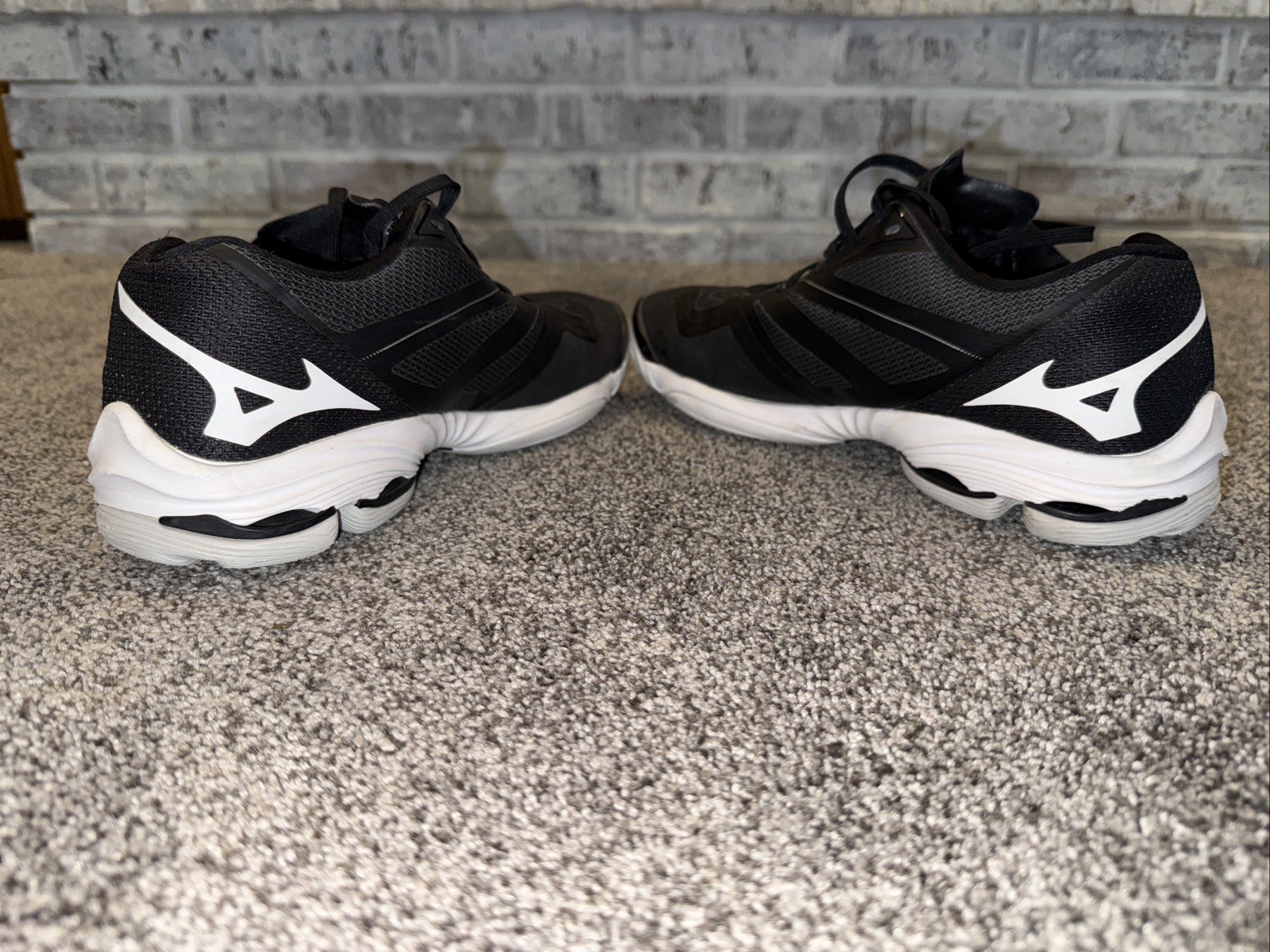 Mizuno Wave Lightning Z6 Black Volleyball Shoes Low Top Sneakers. Women’s sz 9