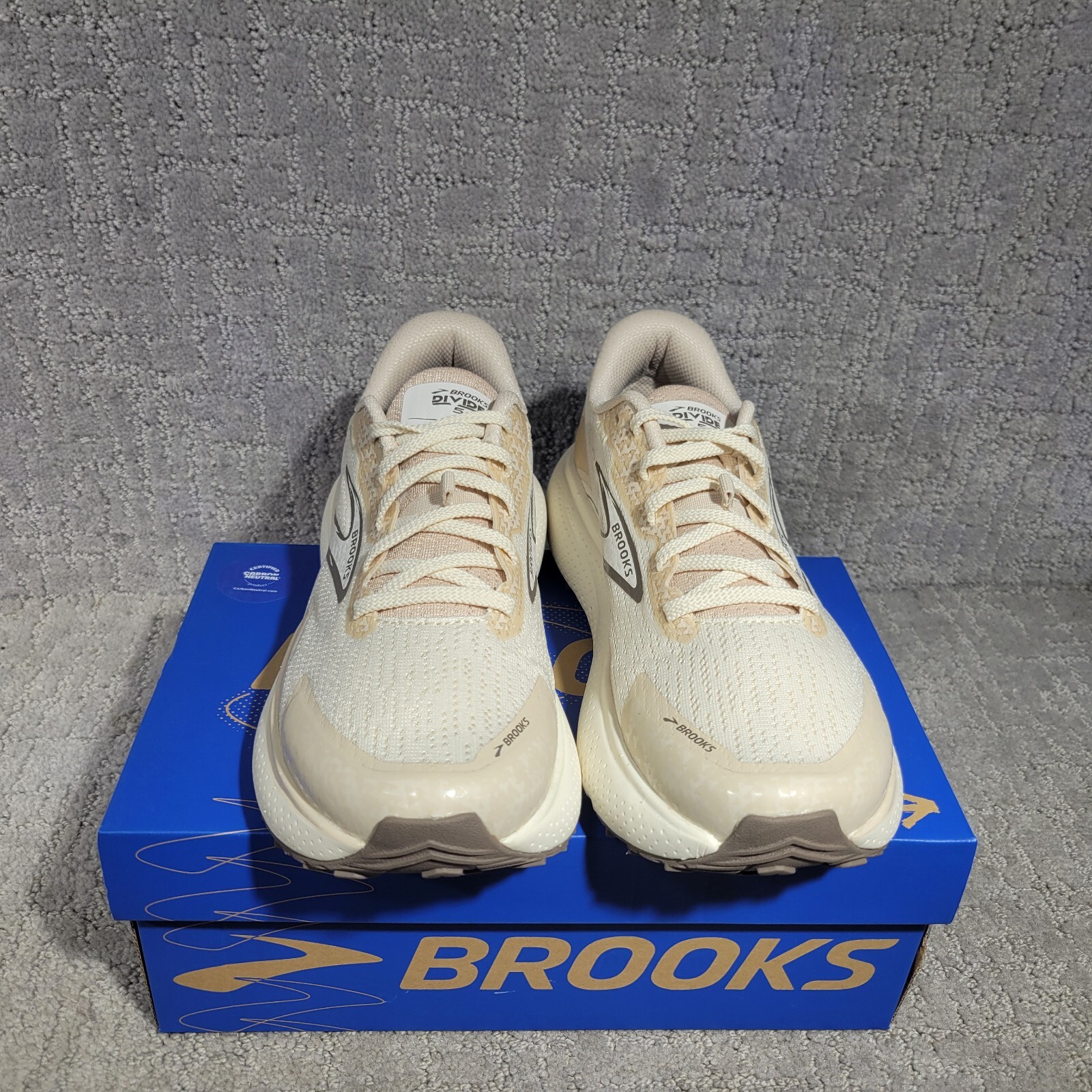 Brooks Divide 5 Womens Size US 6.5B Coconut Beige Air Mesh Trail Running Shoes